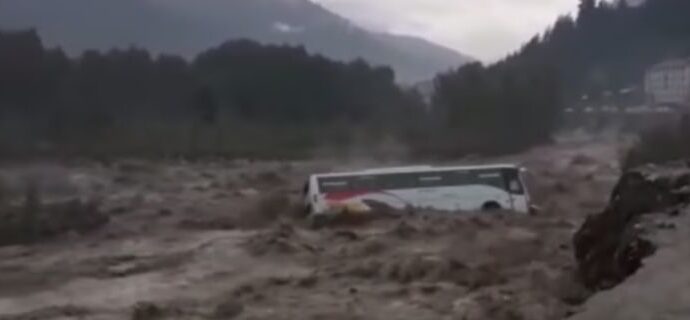 Τρομακτικό βίντεο: Λεωφορείο παρασύρεται από ορμητικά νερά στην Ινδία
