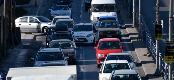 Κόλαση η άνοδος της λεωφόρου Κηφισού -Σημειωτόν τα οχήματα, λόγω τροχαίου