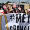 ΗΠΑ: Εργαζόμενοι στα McDonald’s έκαναν στάση εργασίας διαμαρτυρόμενοι για τη σεξουαλική παρενόχληση [εικόνες]