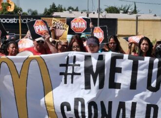 ΗΠΑ: Εργαζόμενοι στα McDonald’s έκαναν στάση εργασίας διαμαρτυρόμενοι για τη σεξουαλική παρενόχληση [εικόνες]