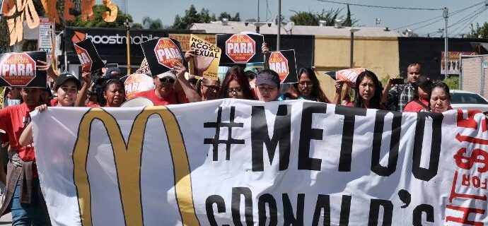 ΗΠΑ: Εργαζόμενοι στα McDonald’s έκαναν στάση εργασίας διαμαρτυρόμενοι για τη σεξουαλική παρενόχληση [εικόνες]