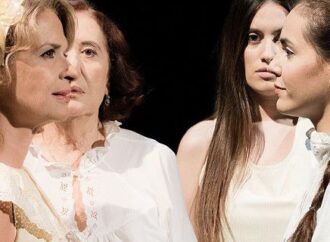 Τέσσερις γενιές γυναικών συγκρούονται επί σκηνής [εικόνες]