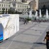 Στήνουν ένα δροσερό κουτί για κουβέντα και ξεκούραση σε πλατείες της Αθήνας [εικόνα]