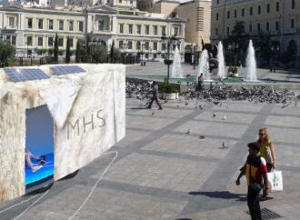 Στήνουν ένα δροσερό κουτί για κουβέντα και ξεκούραση σε πλατείες της Αθήνας [εικόνα]