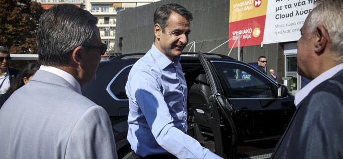 Στη ΔΕΘ ο Μητσοτάκης -Η ατάκα στους φωτογράφους: «Κοιτάζω το ίδιο καλά αριστερά και δεξιά» [εικόνες]
