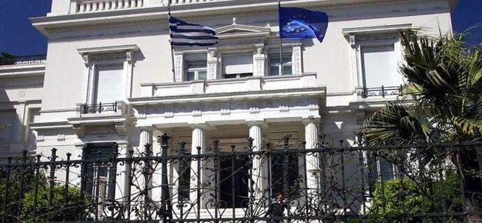 Βανδαλισμός με λάδι και στο Μουσείο Μπενάκη -Το βάζουν στα χέρια τους και χαϊδεύουν τα εκθέματα