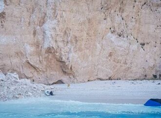 «Σαν σκηνές από τη Βίβλο, βάρκες τούμπαραν, άνθρωποι έτρεχαν πανικόβλητο», μαρτυρίες από την κατολίσθηση στο Ναυάγιο