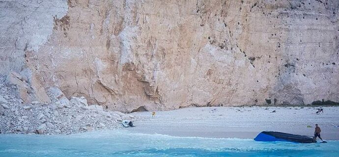 «Σαν σκηνές από τη Βίβλο, βάρκες τούμπαραν, άνθρωποι έτρεχαν πανικόβλητο», μαρτυρίες από την κατολίσθηση στο Ναυάγιο