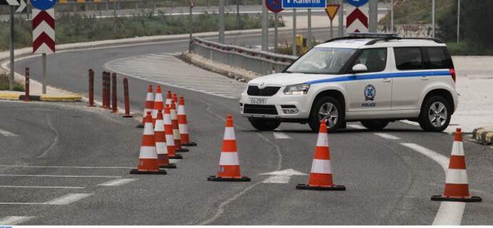 Μπλόκο της ΕΛ.ΑΣ. στην εθνική οδό, σε 4 αντιεξουσιαστές που πήγαιναν στη ΔΕΘ με βαριοπούλες