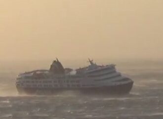 Στο λιμάνι της Τήνου με 10 μποφόρ -Ο αέρας έγειρε στο πλάι το Superferry [βίντεο]