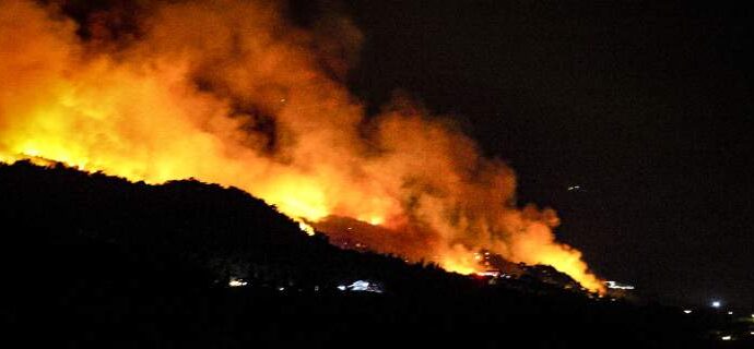 Μαίνεται η φωτιά στη Σάμο -Ενισχύθηκαν οι πυροσβεστικές δυνάμεις
