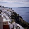 Η Telegraph προειδοποιεί: Μην πάτε στη Σαντορίνη -Κίνδυνος για τη δημόσια υγεία τα φουγάρα των πλοίων