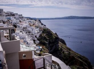 Η Telegraph προειδοποιεί: Μην πάτε στη Σαντορίνη -Κίνδυνος για τη δημόσια υγεία τα φουγάρα των πλοίων