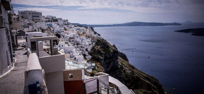 Η Telegraph προειδοποιεί: Μην πάτε στη Σαντορίνη -Κίνδυνος για τη δημόσια υγεία τα φουγάρα των πλοίων