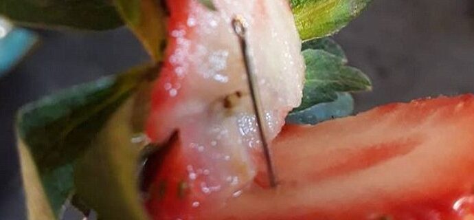 Συγκλονιστικές εικόνες: Βρήκαν καρφίτσες και βελόνες κρυμμένες σε φράουλες και μπανάνες στην Αυστραλία