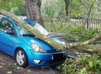 Η τροπική καταιγίδα Αλι σαρώνει Βρετανία-Ιρλανδία: 2 νεκροί, πρωτοφανείς εικόνες, οι άνεμοι παρέσυραν αεροπλάνο [βίντεο]