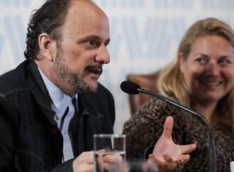 Ο βραβευμένος με Πούλιτζερ συγγραφέας Τζέφρι Ευγενίδης ήρθε στην Αθήνα και μίλησε για Δημοκρατία