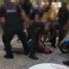 Νέο βίντεο: Αστυνομικοί κλωτσούν και σέρνουν τον αιμόφυρτο, πεσμένο στο έδαφος, Ζακ Κωστόπουλο