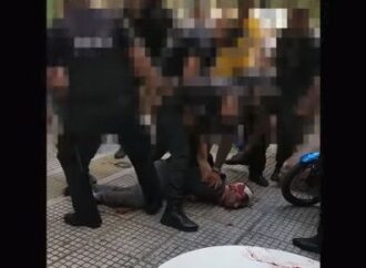 Νέο βίντεο: Αστυνομικοί κλωτσούν και σέρνουν τον αιμόφυρτο, πεσμένο στο έδαφος, Ζακ Κωστόπουλο