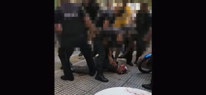 Νέο βίντεο: Αστυνομικοί κλωτσούν και σέρνουν τον αιμόφυρτο, πεσμένο στο έδαφος, Ζακ Κωστόπουλο