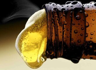 Πώς θα κρυώσεις ένα μπουκάλι μπίρας σε χρόνο ρεκόρ