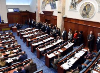 Αναβρασμός στο VMRO-DPMNE: Το κόμμα διέγραψε τους επτά βουλευτές που ψήφισαν «ναι»