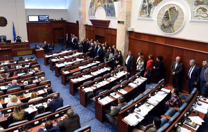 Αναβρασμός στο VMRO-DPMNE: Το κόμμα διέγραψε τους επτά βουλευτές που ψήφισαν «ναι»