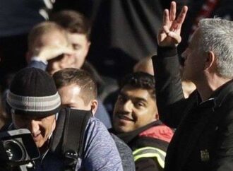 Τσέλσι – Μάντσεστερ Γιουν. 2-2: Ο Μουρίνιο έδειξε τρία δάχτυλα στους οπαδούς της Τσέλσι