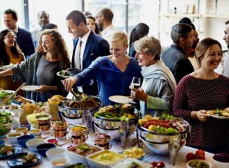 Τι δεν πρέπει  να τρως ποτέ από έναν μπουφέ