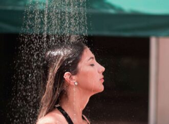 2 tips που θα κάνουν τα μαλλιά σου πάντα να λάμπουν χωρίς προϊόντα