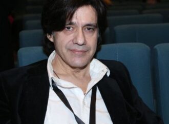 Ο Αλέξης Σταμάτης ξεναγεί το κοινό του στα Εξάρχεια -Από το Πολυτεχνείο και το Βοξ ως το «Φίλιον»