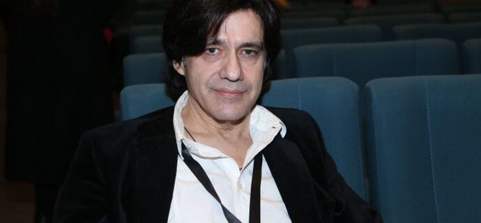 Ο Αλέξης Σταμάτης ξεναγεί το κοινό του στα Εξάρχεια -Από το Πολυτεχνείο και το Βοξ ως το «Φίλιον»