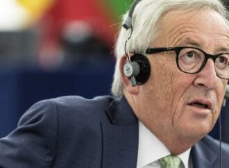 Γιούνκερ: Η Κομισιόν θα προτείνει αλλαγές στον ιταλικό προϋπολογισμό, αν είναι απαραίτητο