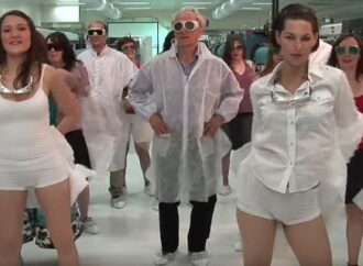 Απίστευτο βίντεο του φετινού Νομπελίστα φυσικής: Σόου με βοηθούς που κάνουν στριπτίζ στο εργαστήριό του