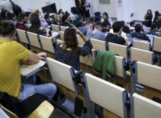 Φοιτήτριες σε πανεπιστήμιο της Αθήνας καταγγέλλουν τον καθηγητή τους- «Κλείδωνε την πόρτα και με χάιδευε»