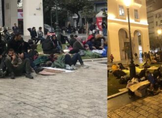 Η Αριστοτέλους έγινε καταυλισμός -Μετανάστες κοιμούνται πάνω στην πλατεία [εικόνες & βίντεο]