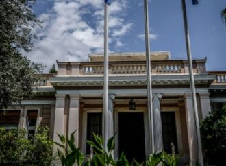 Μαξίμου: Ο Μητσοτάκης να αποπέμψει άμεσα την «ειδική απεσταλμένη» Σπυράκη