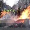 Φλέγεται το Παρίσι: Εκτεταμένα επεισόδια – Πλαστικές σφαίρες ρίχνουν τα ΜΑΤ στα «κίτρινα γιλέκα»
