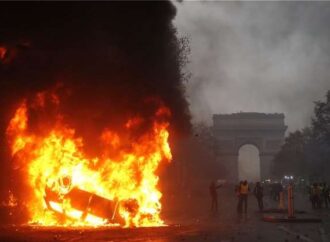 «Φλέγεται» το Παρίσι : Κόλαση με 92 τραυματίες και εκατοντάδες συλλήψεις στα «Κίτρινα Γιλέκα» – Live εικόνα