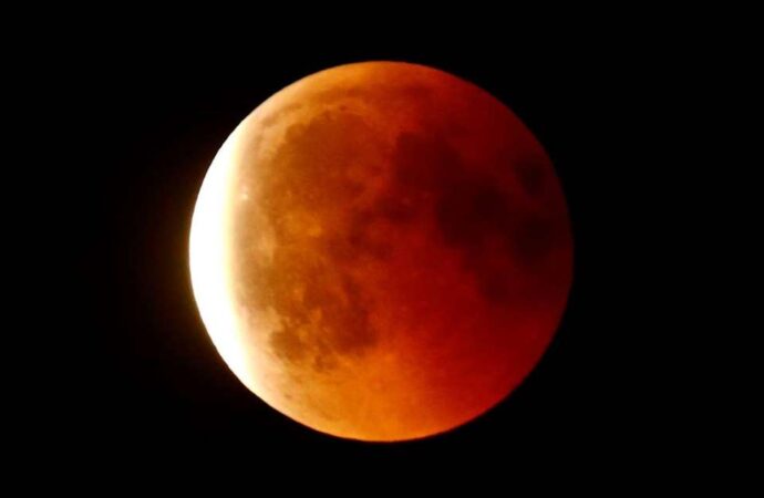 Super Blood Wolf Moon: Το εξαιρετικά σπάνιο φαινόμενο που θα κάνει «ποδαρικό» το 2019