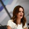 Έφη Αχτσιόγλου: Αύξηση του κατώτατου μισθού χωρίς ηλικιακές διακρίσεις