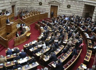 Βουλή: Πρώτα «πυρά» στην πενθήμερη συζήτηση για τον προϋπολογισμό