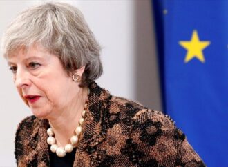 Μέι: «Όχι» σε δεύτερο δημοψήφισμα, υπονομεύει τις συνομιλίες
