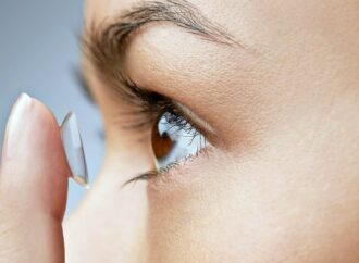 Ο ύπνος με φακούς επαφής μπορεί να οδηγήσει σε σοβαρή μόλυνση