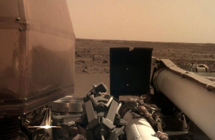 Το InSight της NASA έχει πιάσει δουλειά και έστειλε δύο νέες φωτογραφίες από τον Άρη