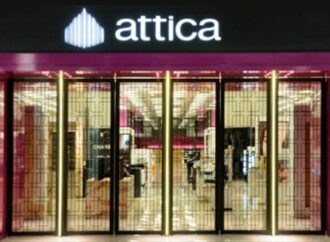 Τρεις μνηστήρες φλερτάρουν τα Attica πολυκαταστήματα
