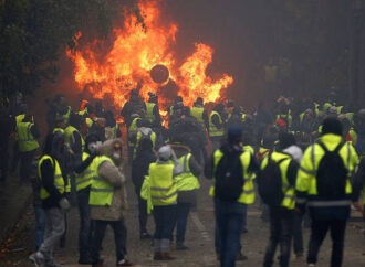 Υποχωρεί ο Μακρόν υπό το φόβο εξέγερσης: Ζητά να διαπραγματευτεί με τα «κίτρινα γιλέκα»