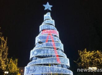 Φωταγωγήθηκε το χριστουγεννιάτικο δέντρο στην Αθήνα