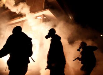 Μολότοφ στα Εξάρχεια, με έναν τραυματία αστυνομικό