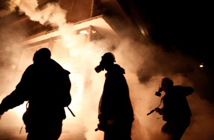 Μολότοφ στα Εξάρχεια, με έναν τραυματία αστυνομικό